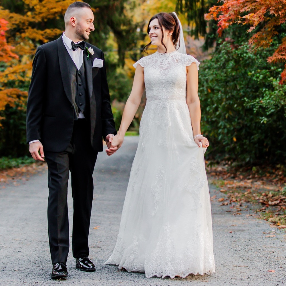 Worn once on my wedding day! Gorgeous layers of varying lace.